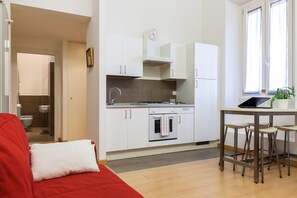 Apartment | Wohnbereich | 32-Zoll-Flachbildfernseher mit Kabelempfang, Fernseher