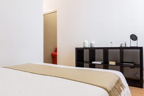 Appartement | Espace de travail pour ordinateurs portables, fer et planche à repasser