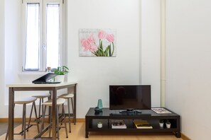 Apartment | Living area | 32-inch flat-screen TV with cable channels, TV - JOIVY 1-Bed Flat In Quiet Neighborhood (Milan)