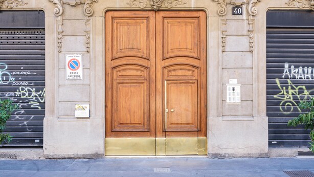 A double wooden door with a brass threshold, a no parking sign, and a building number 40. - JOIVY 1-Bed Flat In Quiet Neighborhood (Milan)