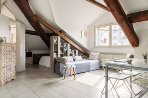 Appartement | Woonruimte | Een 32-inch flatscreentelevisie met kabelzenders en televisie