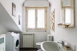 Apartment | Bathroom - JOIVY Classic Top-Floor Studio By Park (Milan)