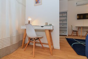 Apartment | Wohnbereich | 32-Zoll-Flachbildfernseher mit Kabelempfang, Fernseher