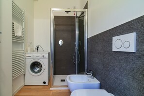 Apartment | Bathroom | Shower, free toiletries, hair dryer, bidet