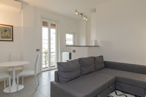 Appartamento | Area soggiorno | Smart TV 35 pollici con canali via cavo, TV