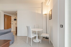 Interior - JOIVY Cosy 1 Bed Flat W/Terrace (Milan)