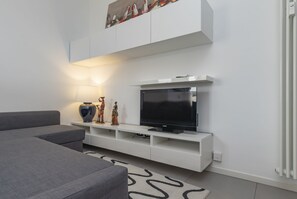 Apartment | Wohnbereich | 35-Zoll-Smart-TV mit Kabelempfang, Fernseher