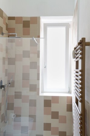 Lejlighed | Badeværelse | Bruser, hårtørrer, bidet, håndklæder