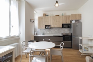 Apartment | Private kitchen | Fridge, microwave, oven, stovetop - JOIVY Cosy 1-Bed Near Milano Centrale (Milan)