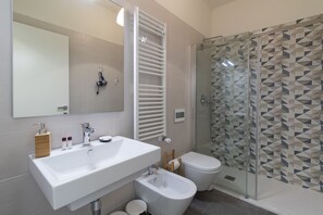 Apartment | Badezimmer | Dusche, Haartrockner, Bidet, Handtücher