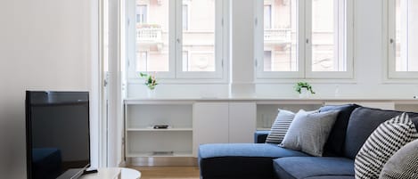 Apartment | Wohnbereich | 35-Zoll-Smart-TV mit Kabelempfang, Fernseher