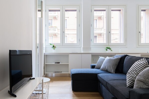 Apartment | Wohnbereich | 35-Zoll-Smart-TV mit Kabelempfang, Fernseher