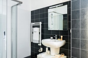 Apartment | Badezimmer | Dusche, Haartrockner, Handtücher