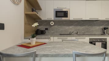 Appartement | Cuisine privée | Réfrigérateur, micro-ondes, four, plaque de cuisson