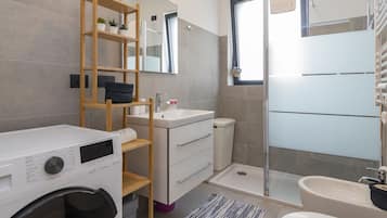 Appartamento | Bagno | Doccia, asciugacapelli, bidet, asciugamani