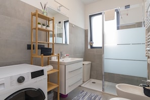 Apartment | Bathroom | Shower, hair dryer, bidet, towels - JOIVY Calm Flat W/Balcony (Milan)