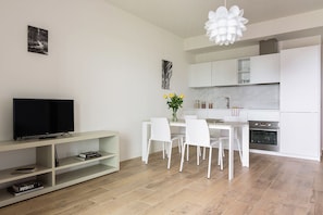 Apartamento, sacada | Opções para refeição no quarto