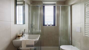 Doccia, set di cortesia gratuito, asciugacapelli, bidet