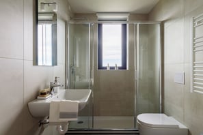 Shower, free toiletries, hair dryer, bidet - JOIVY Uptown Apartments (Milan)