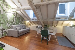 Appartamento | Area soggiorno | TV a schermo piatto 32 pollici con canali via cavo, TV