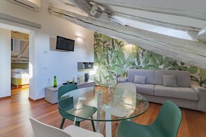 Apartment | Wohnbereich | 32-Zoll-Flachbildfernseher mit Kabelempfang, Fernseher
