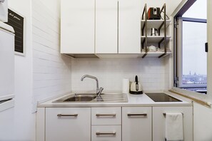 Apartment | Eigene Küche | Kühlschrank, Herdplatte, Wasserkocher mit Kaffee-/Teezubehör