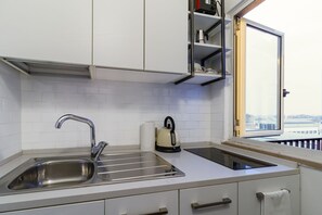 Appartamento | Cucina privata | Frigorifero, piano cottura, macchina per tè/caffè, bollitore elettrico