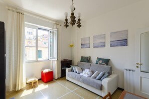 Apartment | Wohnbereich | 32-Zoll-Flachbildfernseher mit Kabelempfang, Fernseher