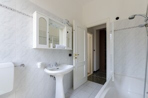 Apartment | Bathroom