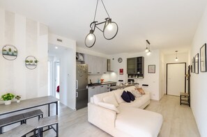 Apartment | Ruang tamu | 20 inci televisyen skrin rata dengan kabel, TV 