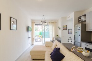 Apartment | Ruang tamu | 20 inci televisyen skrin rata dengan kabel, TV 