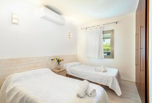 2 chambres, fer et planche à repasser, lit de bébé portatif