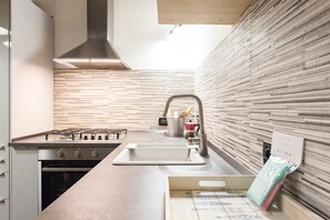 Geladeira, fogão, cooktop, cafeteira/chaleira