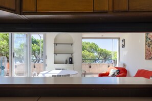 Apartment | Wohnbereich | 32-Zoll-Flachbildfernseher mit Kabelempfang, Fernseher