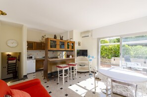Apartamento | Área de estar | TV de tela plana 32 polegadas com canais a cabo, TV
