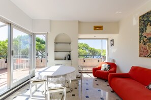 Apartment | Wohnbereich | 32-Zoll-Flachbildfernseher mit Kabelempfang, Fernseher