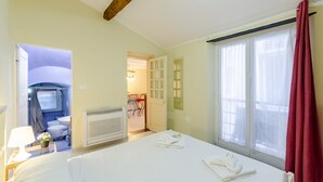 Ein Hotelzimmer mit Bett, Bad und Blick ins Freie.