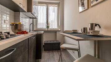 Appartement | Cuisine privée | Réfrigérateur, micro-ondes, four, plaque de cuisson