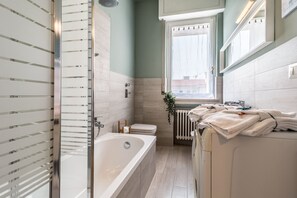 Apartment | Bathroom | Separate tub and shower, free toiletries, hair dryer, bidet - JOIVY Modern 1-Bed Flat W/Balcony (Milan)