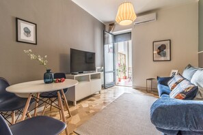 Apartment | Wohnbereich | 32-Zoll-Flachbildfernseher mit Kabelempfang, Fernseher