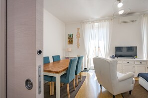 Departamento Confort | Área de sala de estar | Smart TV de 32 pulgadas con canales por cable y televisión