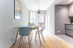 Deluxe-Apartment | Wohnbereich | 32-Zoll-Smart-TV mit Kabelempfang, Fernseher