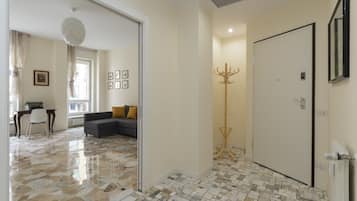 Appartamento Classic | Area soggiorno | TV a schermo piatto 45 pollici con canali via cavo, TV