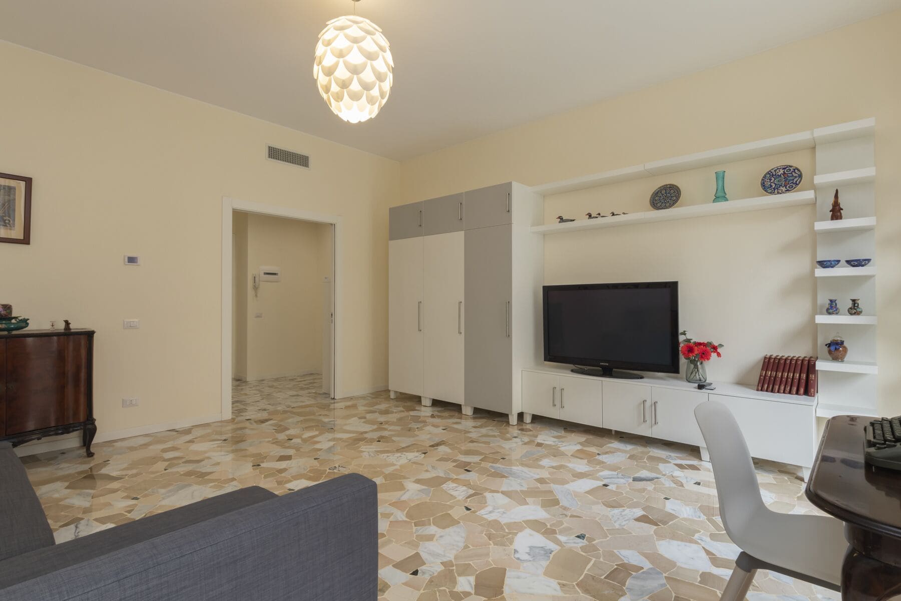 Appartamento Classic | Area soggiorno | TV a schermo piatto 45 pollici con canali via cavo, TV