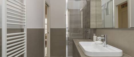 Appartement classique | Salle de bain | Douche, articles de toilette (gratuits), séchoir à cheveux, bidet