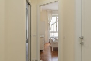 2 bedrooms, desk, laptop workspace, blackout curtains - JOIVY Modern 2bed flat with balcony, 250m from M5 Foppa and M2 Sant'Agostino (Milan)