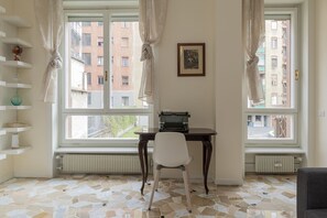 Appartamento Classic | Area soggiorno | TV a schermo piatto 45 pollici con canali via cavo, TV