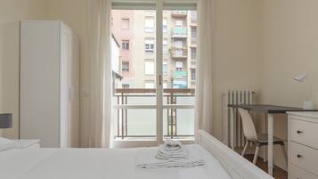 Appartamento Classic | 2 camere, una scrivania, postazione laptop, tende oscuranti