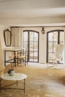 Suite estudio junior | Zona de estar | Smart TV de 50 pulgadas con canales por cable, Netflix