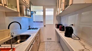 Refrigerador, microondas, placa de cocina, tetera/pava eléctrica